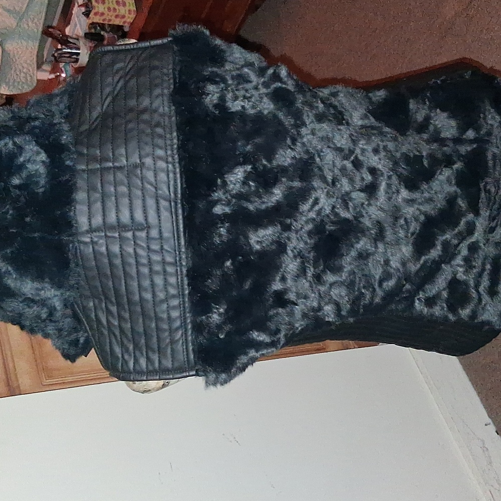 Guess Black Quilted Faux Fur Vest - Picture 4 of 4